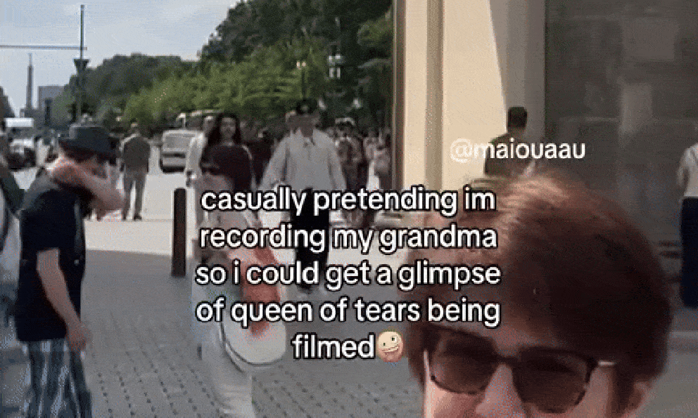 Camera tóm dính Kim Soo Hyun và Kim Ji Won tay trong tay ở trời Tây, nhà gái có hành động khiến netizen phát cuồng