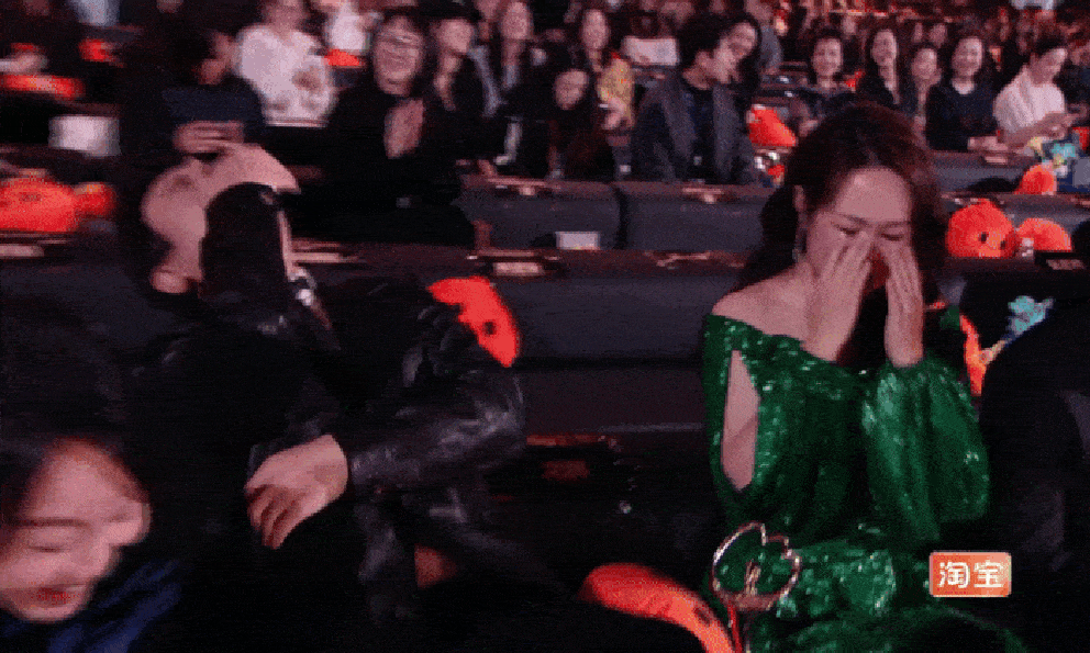 Camera tóm dính 1 sao nam hạng A ăn vụng ngay trên sóng trực tiếp, phản ứng của 30 triệu khán giả mới là điều bất ngờ