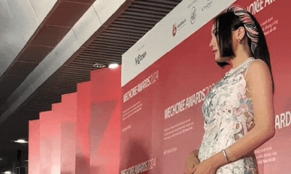 Khoảnh khắc tái ngộ khó ngờ của Kỳ Duyên - Minh Triệu tại thảm đỏ WeChoice Awards 