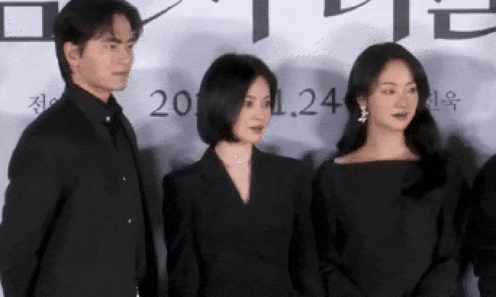 Hành động gây xấu hổ của Song Hye Kyo trước cả rừng ống kính
