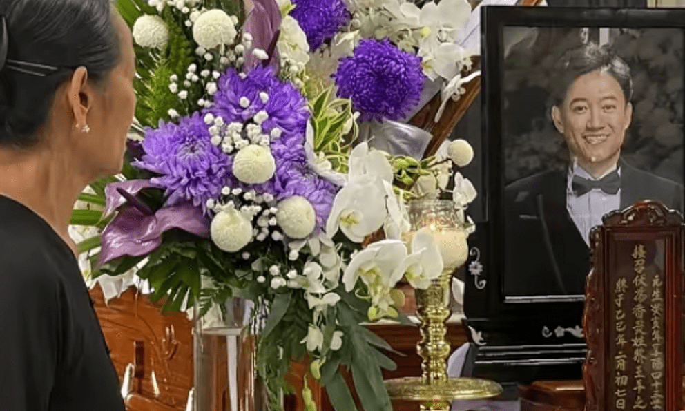 Lễ viếng cố nghệ sĩ Quý Bình: Nụ cười di ảnh gây xót xa, mẹ lặng người nhìn con trai lần cuối