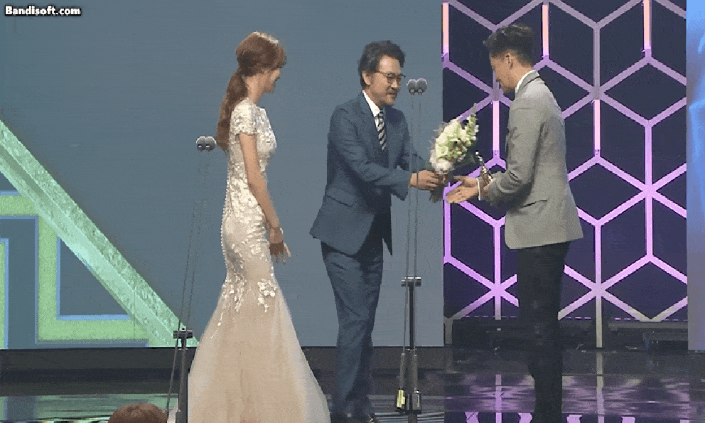 Mỹ nam diễn dở tới nỗi bị đạo diễn ném giày vào người, lười đóng phim vẫn bỏ túi cả nghìn tỷ