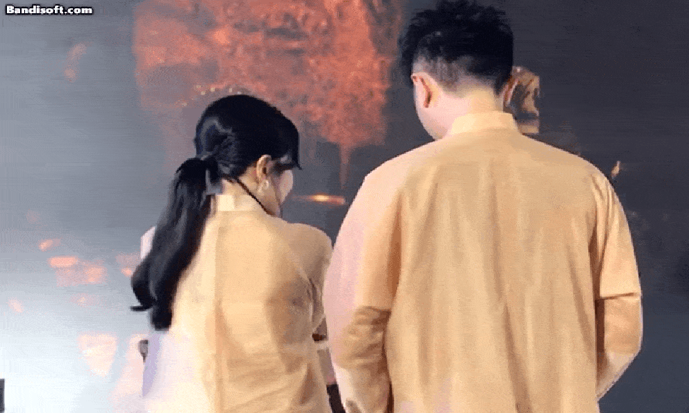 Tóm dính cặp đôi Vbiz ngầm công khai tình cảm trước hàng trăm người, để lộ bằng chứng khó chối cãi