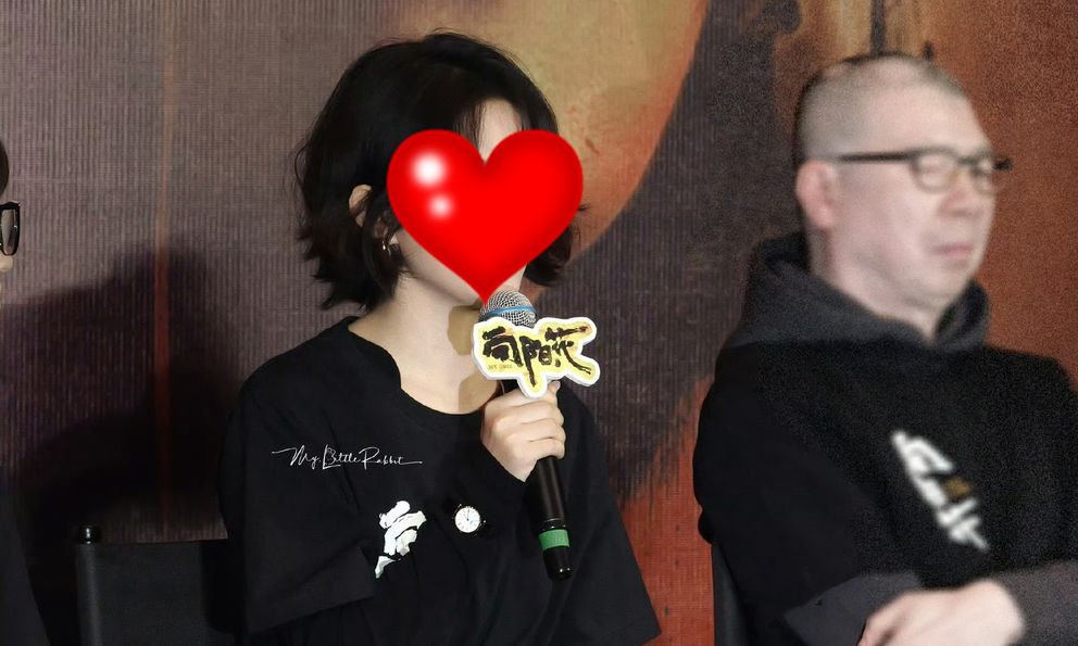 Triệu Lệ Dĩnh bất ngờ bật khóc trước hàng trăm người, nhan sắc thật qua “cam thường” gây sốc