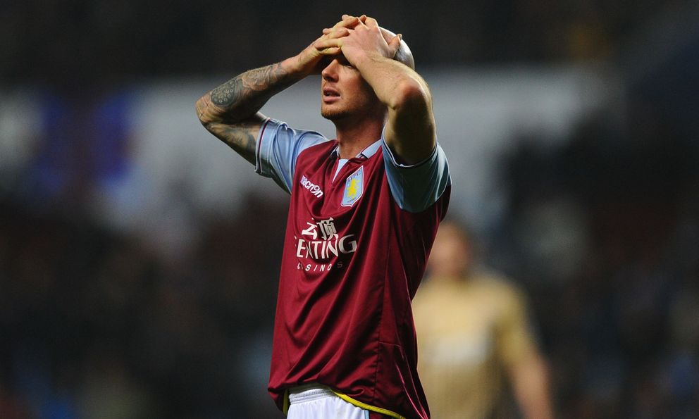 Nói dối bà qua đời để được ở bên bạn gái, cầu thủ bóng đá phải nhận cái kết cực đắng