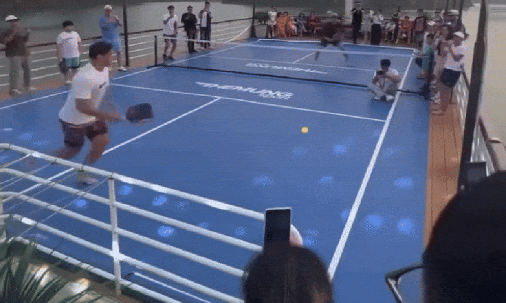 Tranh cãi xung quanh hình ảnh chơi pickleball trên du thuyền
