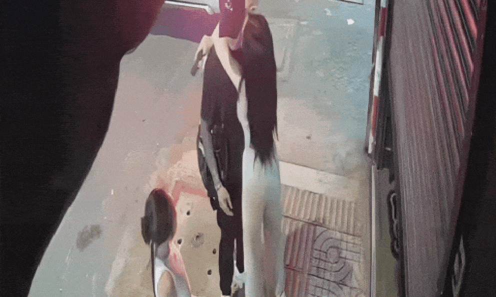 Camera an ninh ghi lại cảnh 1 đôi Vbiz hôn nhau giữa phố, 2 em bé đứng bên cạnh có hành động khó ngờ