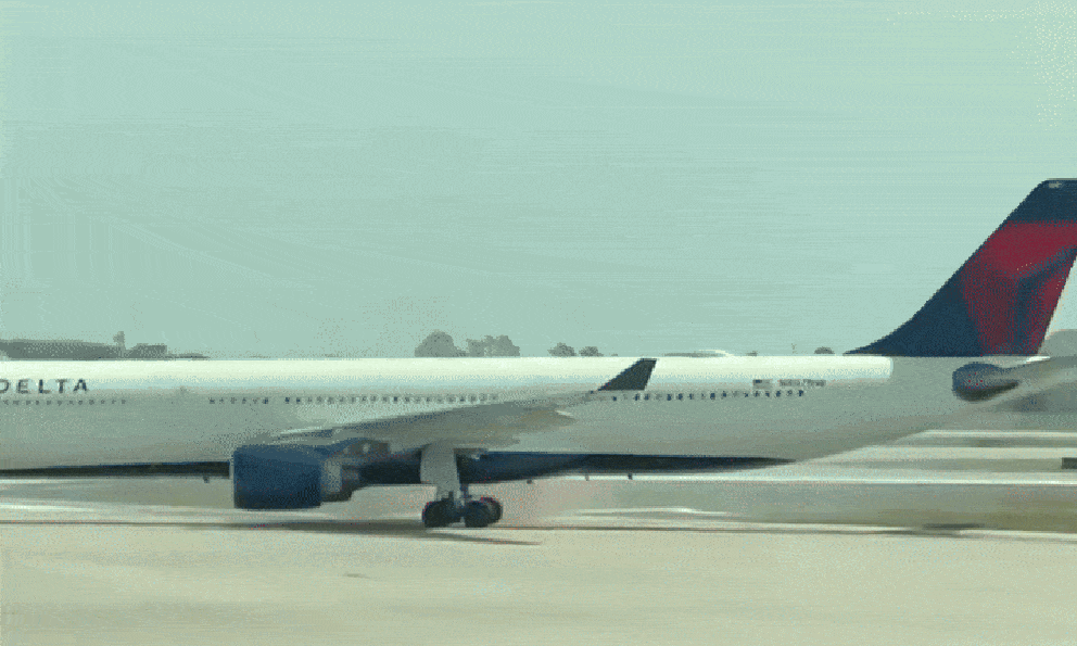 NÓNG: Máy bay chở 200 người bốc cháy ngay trước khi cất cánh, hành khách phải sơ tán khẩn cấp