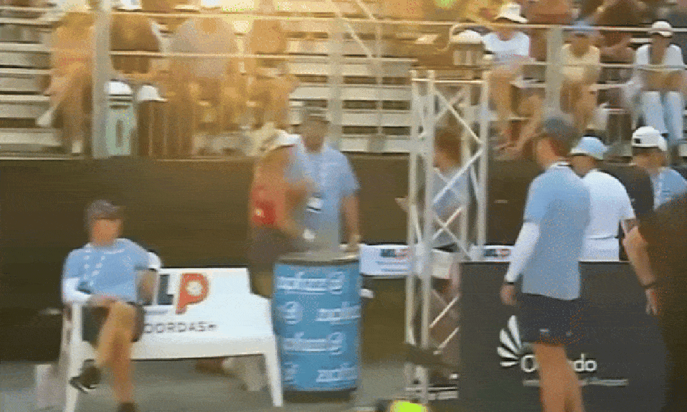 Nữ tay vợt pickleball số 1 thế giới bất ngờ chuyển hướng lao về phía đối thủ, nguyên nhân vì sao?