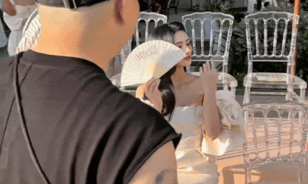 Như chưa từng chia ly: Hoa hậu Ý Nhi giao lưu với một nghệ sĩ Việt từng đòi tước vương miện!