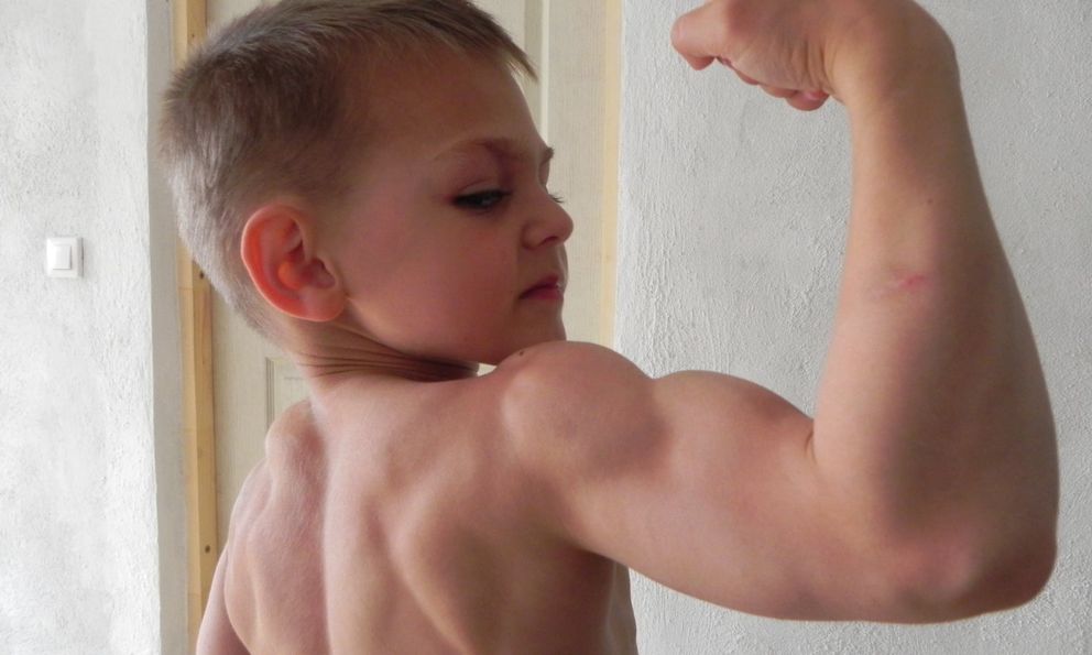 “Cậu bé khỏe nhất thế giới” tập gym từ lúc 2 tuổi, gây ngỡ ngàng với công việc và ngoại hình sau 15 năm