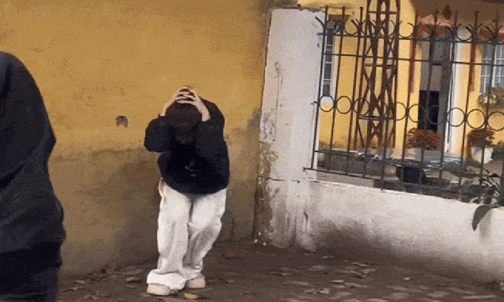 Clip cực viral: Mỹ nhân Việt bị ném 100 quả trứng vào người, 