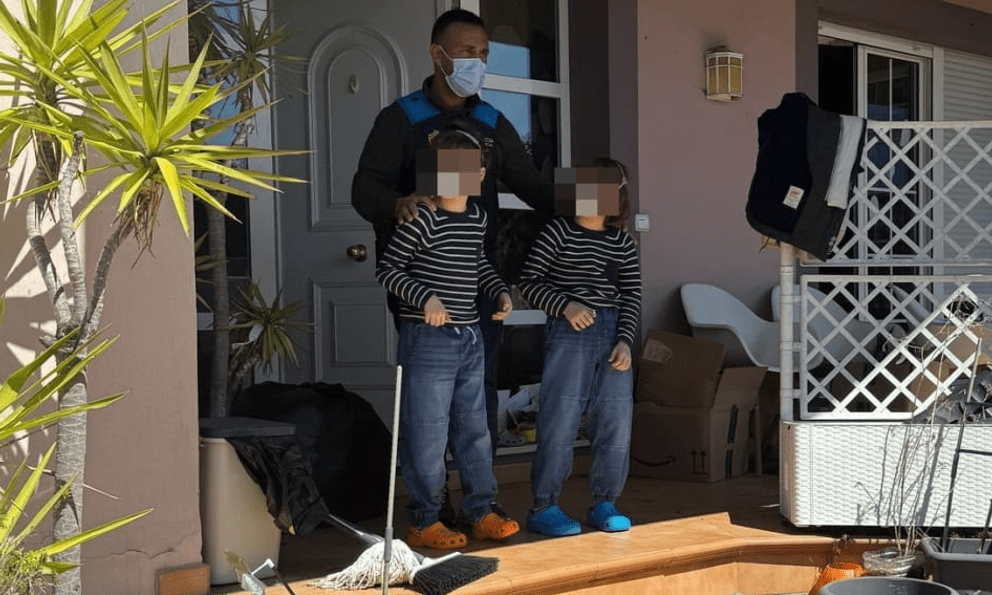 Bố mẹ bị bắt khi nhốt 3 con trong nhà suốt 4 năm vì sợ dịch bệnh, xúc động giây phút các bé lần đầu được ra ngoài