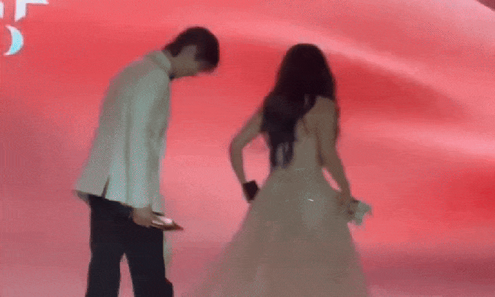 Bức ảnh chụp bóng lưng của cặp đôi bị đồn phim giả tình thật gây kinh ngạc