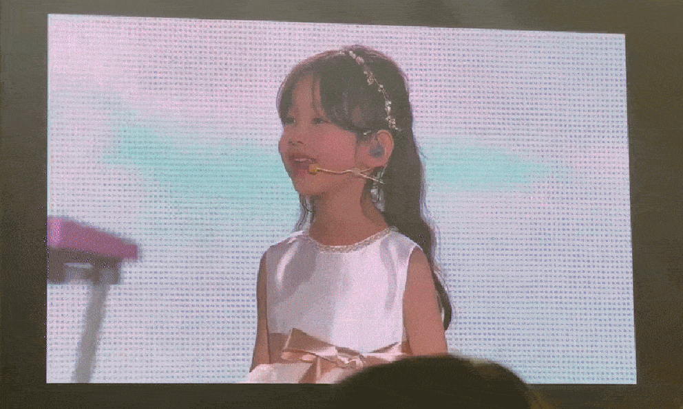 Đáng yêu nhất Baeksang 2025: IU ra sức nhắc bài 