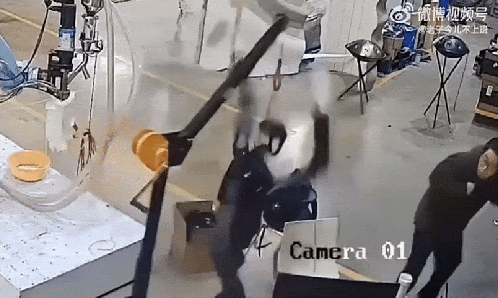 Video sốc: Robot nổi loạn, lao vào tấn công kỹ sư vận hành để 