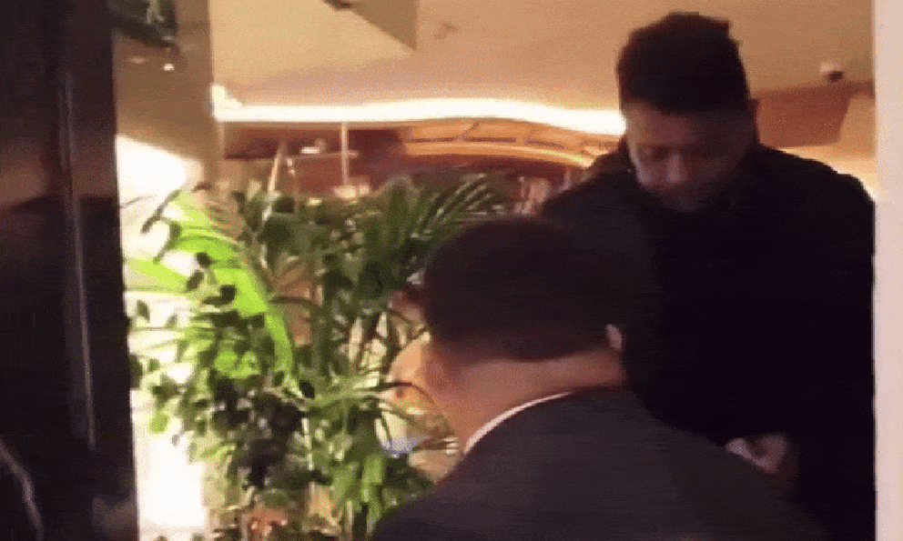 Ronaldo say xỉn đến mức đi không vững, phải cần người dìu ra tận xe