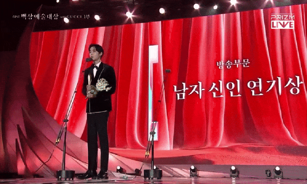 Bắt gọn Lim Ji Yeon đơ người, gượng gạo khi bạn thân thắng Baeksang, chuyện gì xảy ra đến mức này?