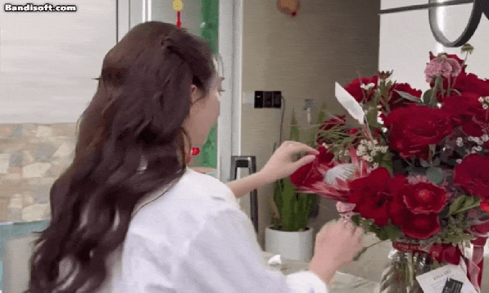 Sao nữ Vbiz bị khán giả đuổi khỏi sân khấu vì “xấu quá”, giờ là phú bà visual thăng hạng ngỡ ngàng