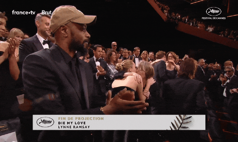 Phim 18+ ngập cảnh nóng nhận tràng pháo tay 9 phút ở Cannes 2025, nữ chính diễn hay đến mức netizen đòi trao ngay Oscar