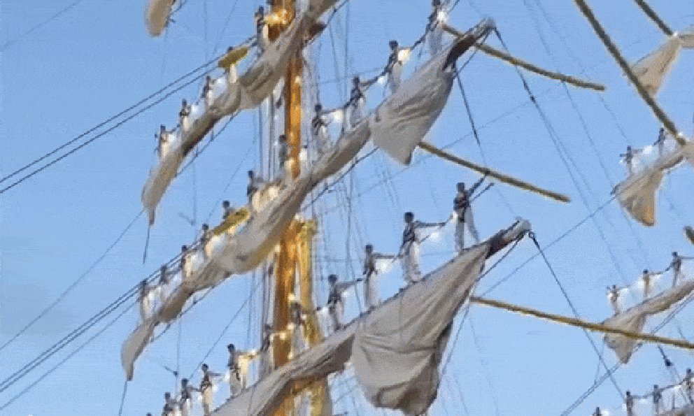 Vụ tàu va chạm vào cầu Brooklyn ở Mỹ: Xót xa video ghi lại cảnh hàng chục người đang đứng trên cột tàu