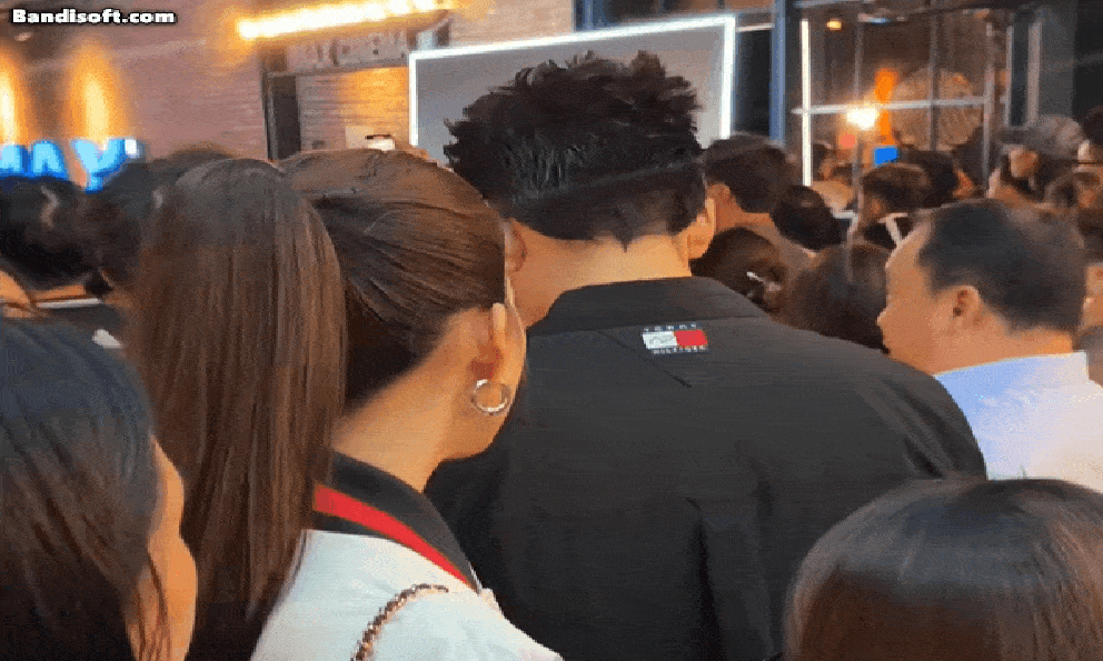 Bắt gặp cặp đôi diễn viên - Hoa hậu Vbiz vô tư ôm ấp giữa trung tâm thương mại, hỏi phim giả tình thật không thì cứ chối