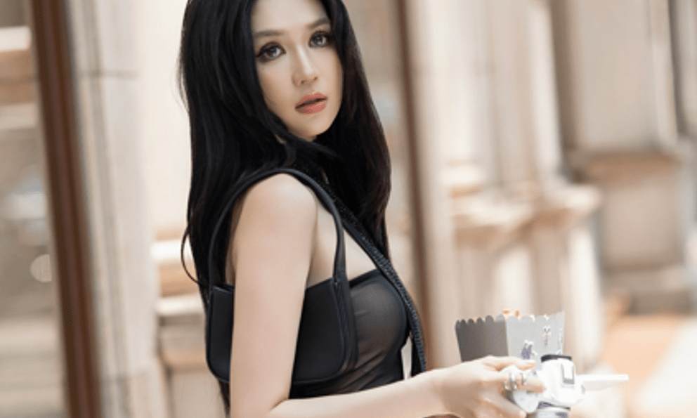 Ngọc Trinh bị chỉ trích vì hở bạo chơi pickleball