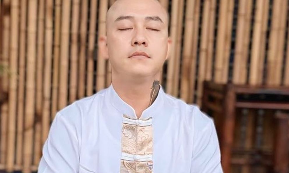 Ca sĩ Tuấn Hưng xuống tóc quy y 