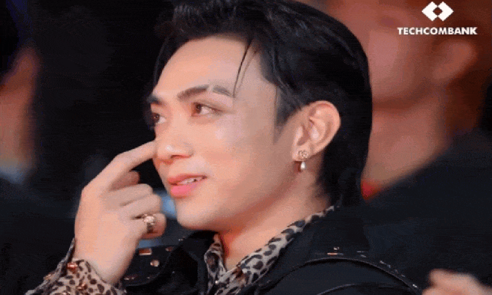 SOOBIN sượng trân, lộ rõ biểu cảm không vui dù được gọi tên chiến thắng 