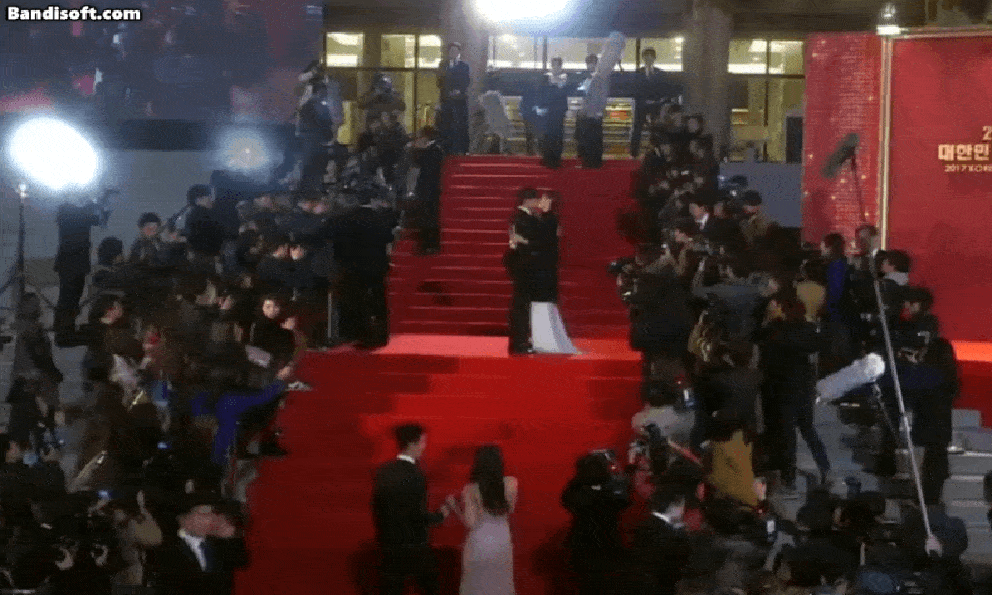 Phim Hàn hay điên người lập kỷ lục 14,5 tỷ view: Nam chính đẹp quá thể đáng, nữ chính trời sinh làm đại minh tinh