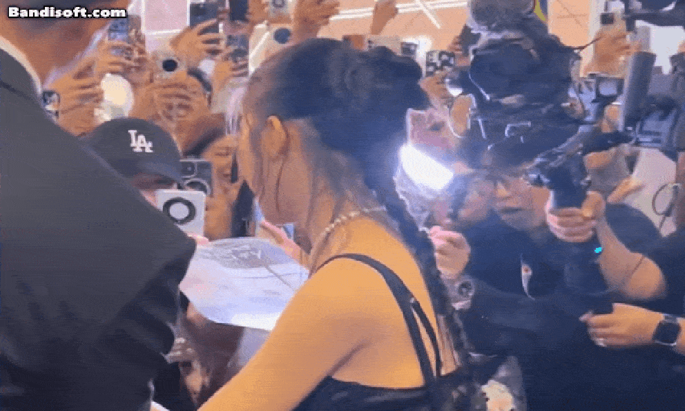 Clip hot: 20.000 người xếp hàng chờ gặp tiểu thư tài phiệt đẹp đến từng kẽ tóc, nhan sắc viral khắp 150 quốc gia