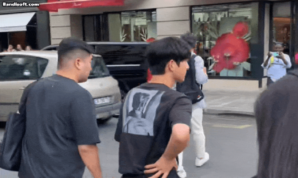 Trần đời chưa thấy ai đẹp trai cỡ này lại đi bán hoa mà không vào showbiz, uổng phí nhan sắc hết sức