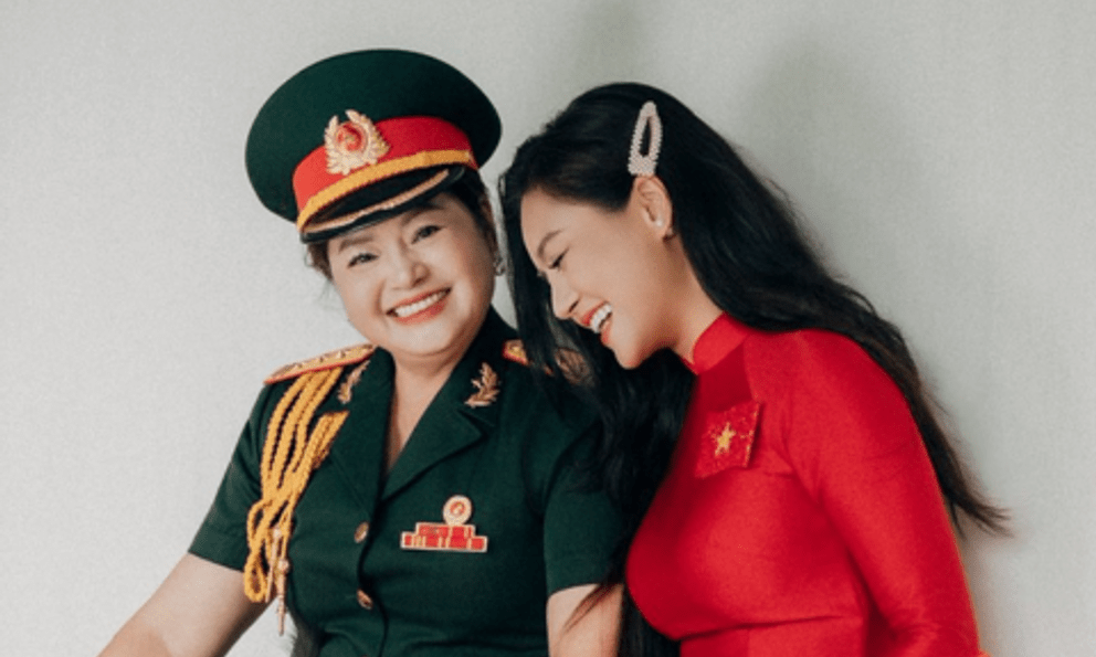 Nữ diễn viên có mẹ là Thượng tá quân đội, vinh dự cầm biển của khối Văn hoá - Thể thao diễu hành A80