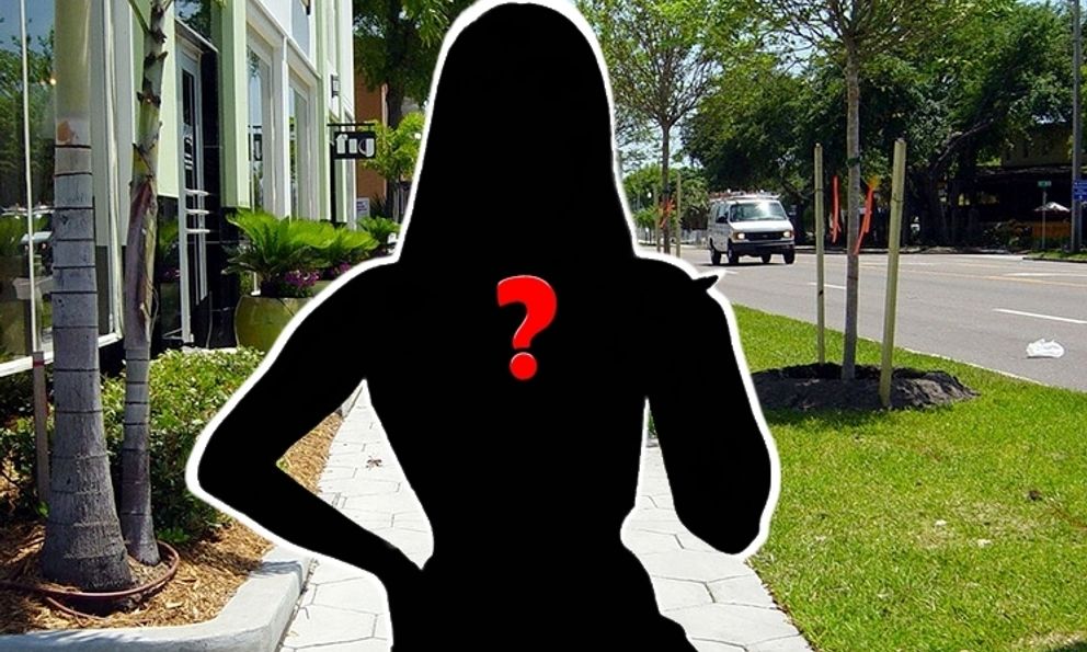Sao nữ tưng tửng nhất showbiz: Vừa hầu toà chấn động MXH, nay phát hiện ra vỉa hè đốt nhang bán đồ