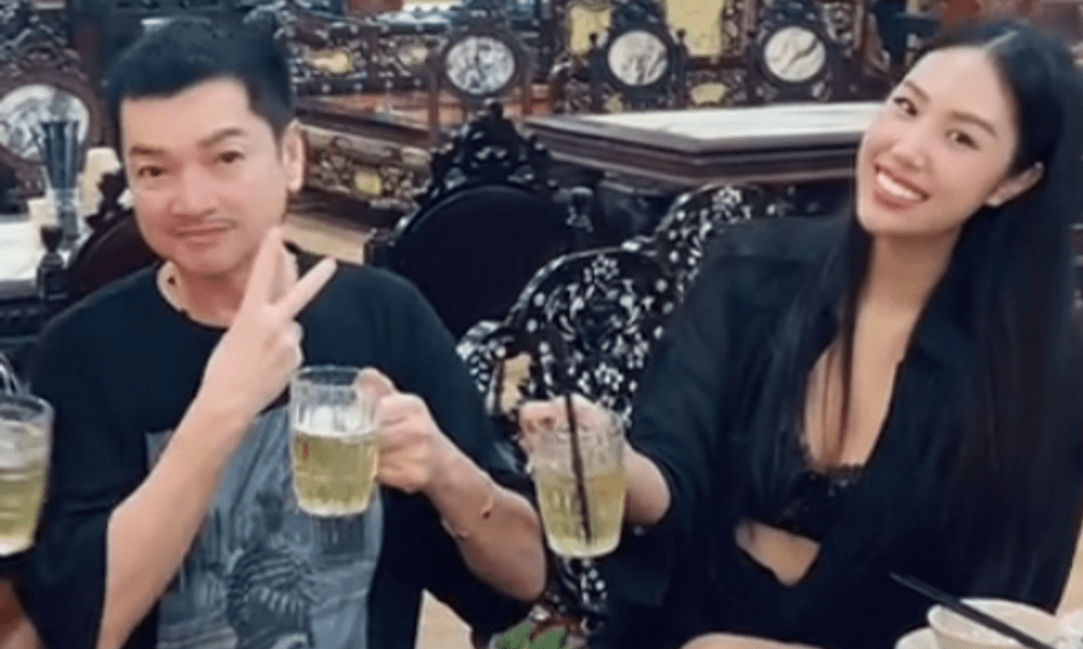 Vợ kém 37 tuổi của Quang Minh gây tranh cãi khi kéo áo để lộ rõ bra trước ống kính