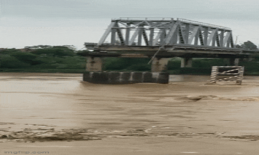 Sập cầu Phong Châu: 10 ô tô, 2 xe máy, 13 người rơi xuống sông Hồng