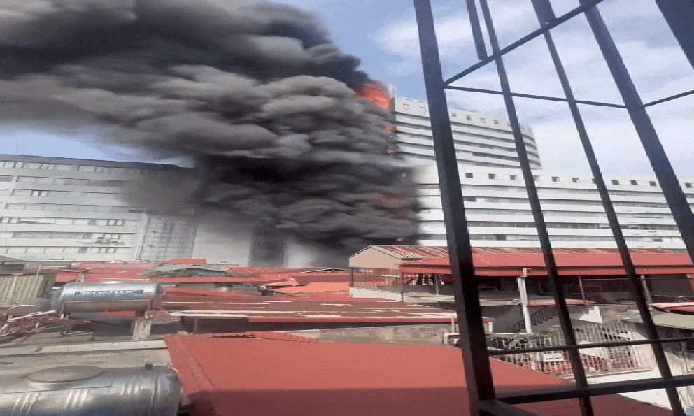 Hiện trường vụ cháy dữ dội tại tòa nhà 18 tầng ở Hà Nội, cột khói bốc cao hàng chục mét