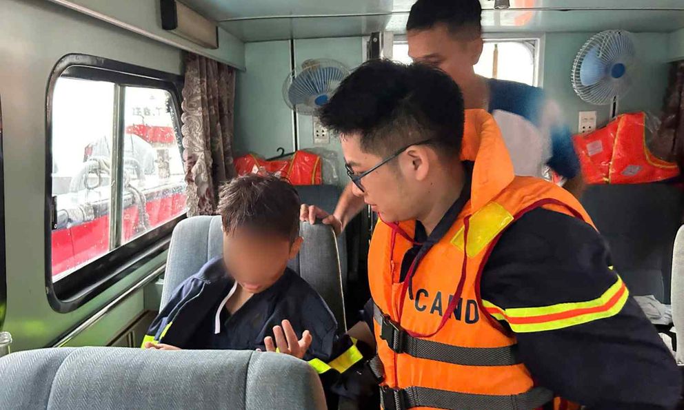 Vụ đắm tàu trên Vịnh Hạ Long: Vì sao bé trai 14 tuổi sống sót sau 4 tiếng ở trong khoang tàu chìm?