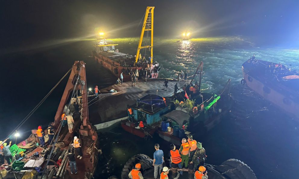 Đắm tàu trên Vịnh Hạ Long chở 53 người: Vớt được 34 thi thể, bắt đầu lật tàu để tìm người bị nạn