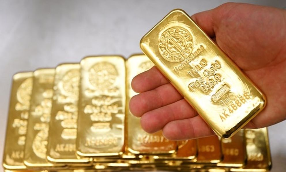 Giá vàng liên tiếp phá đỉnh, dân ‘chê’ tiền điện tử, chứng khoán, dồn tiền đi mua vàng, chưa cần biết để làm gì nhưng cứ phải ‘dắt lưng’ ít vàng trước 