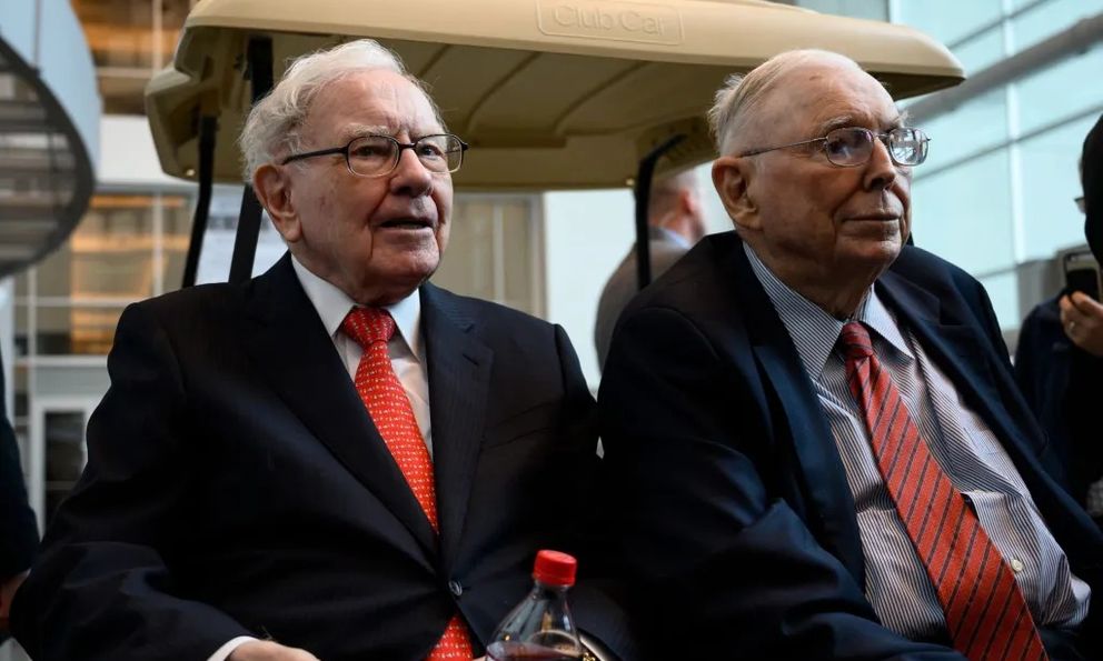 Từ cậu bé bán nước ngọt dạo đến triệu phú USD năm 32 tuổi, huyền thoại Warren Buffett khuyên chân tình người muốn làm giàu: Chăm chỉ thôi là chưa đủ