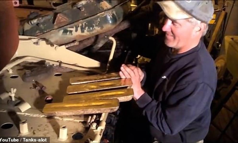 Mua xe tăng trên mạng, người đàn ông phát hiện 25 kg vàng thỏi trị giá gần 70 tỷ đồng trong bình dầu