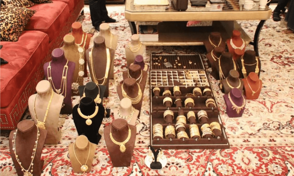 Thu giữ 200 kg vàng trị giá 330 tỷ VND, hơn 200 tỷ tiền mặt và hàng loạt xe sang của một doanh nhân