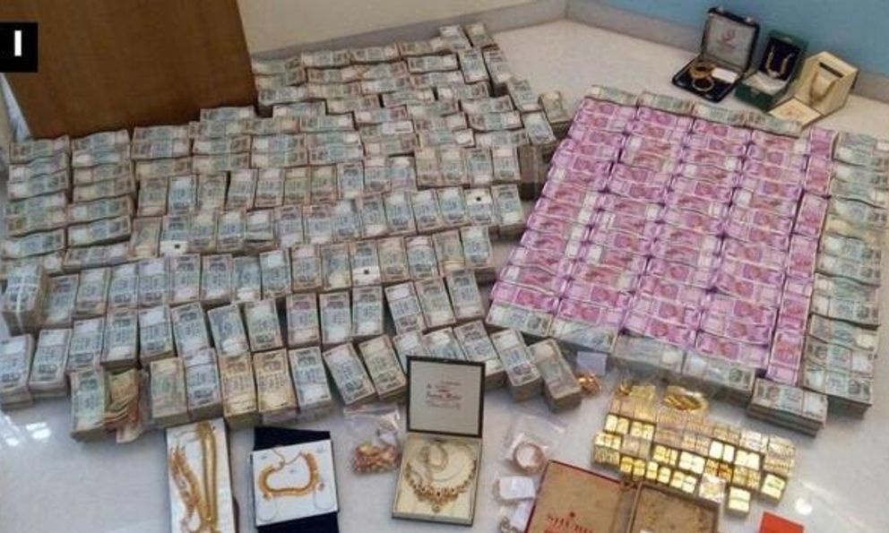 Tịch thu 32 kg vàng và hàng cọc tiền mặt trị giá 16 tỷ đồng giấu trong tường gạch nhà vệ sinh