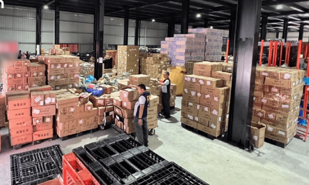 Đột kích 6 kho hàng lớn, triệt phá đường dây bán hàng giả quy mô 37.000 tỷ đồng, tịch thu gần 477.000 sản phẩm gồm mỹ phẩm, dầu gội, thực phẩm chức năng