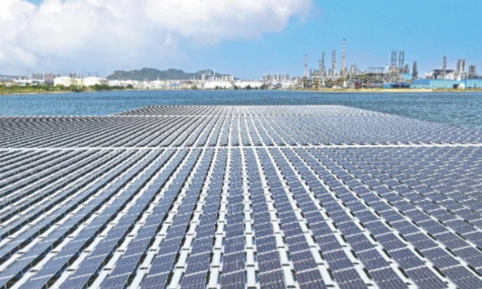 Kỳ tích của Trung Quốc: Bê hàng trăm tấm pin mặt trời trải ra biển rộng bằng 8 sân bóng đá, sản xuất 16,7 triệu kWh điện/năm, cắt giảm 14.000 tấn CO2/năm