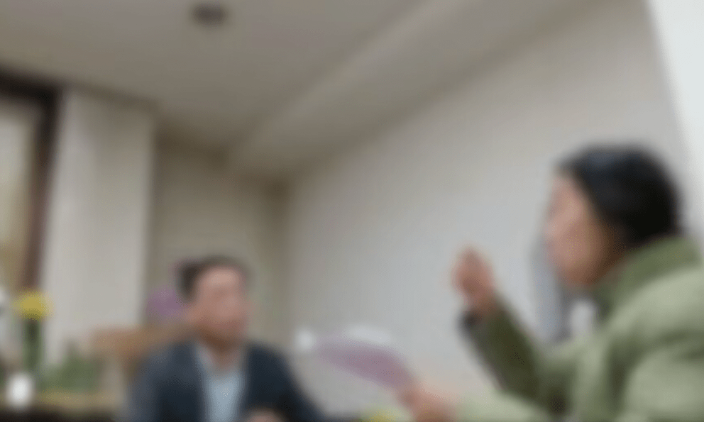 Người phụ nữ tất toán sổ tiết kiệm hơn 1 tỷ đồng sau 20 năm, ngân hàng thông báo: ‘Không có bất kỳ thông tin nào liên quan đến sổ này’