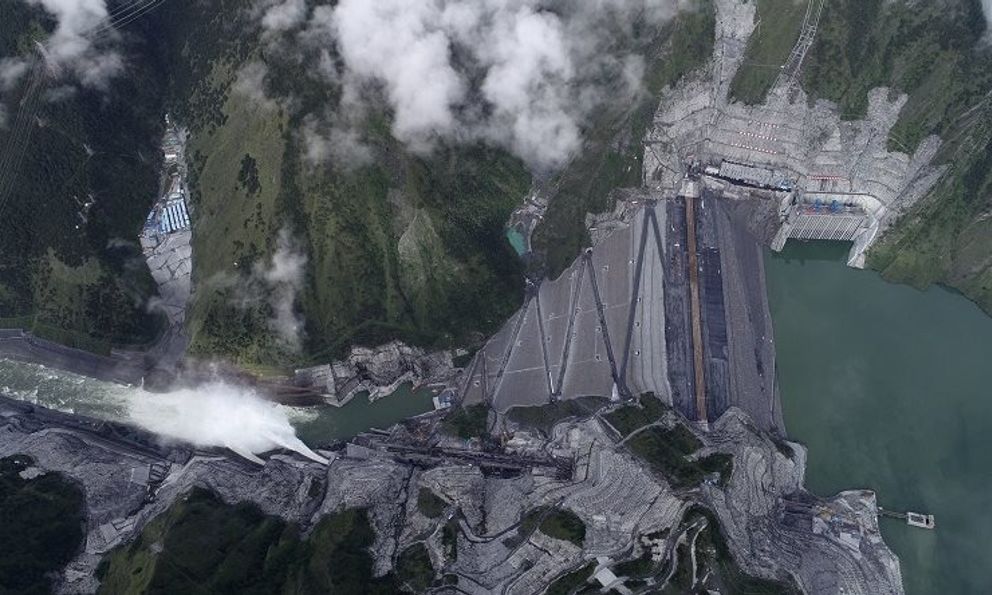 Kỳ tích công nghệ kỹ thuật của Trung Quốc gây chấn động thế giới: Xây đập thuỷ điện lưng chừng trời, cao ngang tháp Eiffel, sản xuất 11 tỷ kWh điện mỗi năm