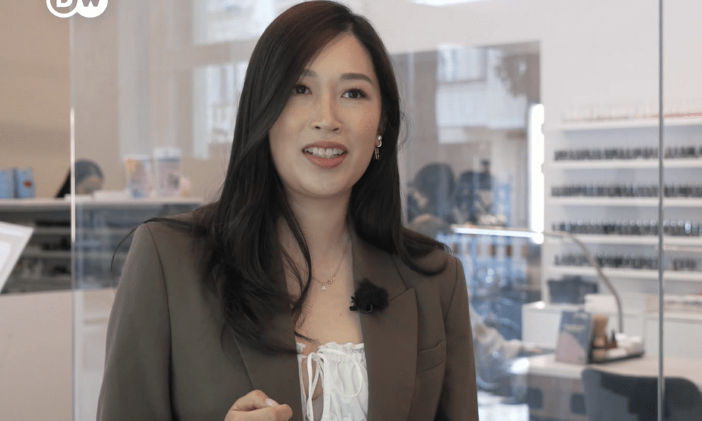 Mơ ước kiếm được triệu USD đầu tiên vào năm 30 tuổi, cô gái gốc Việt gây tiếng vang trên truyền thông Đức với “đế chế” làm nail tại trung tâm Berlin