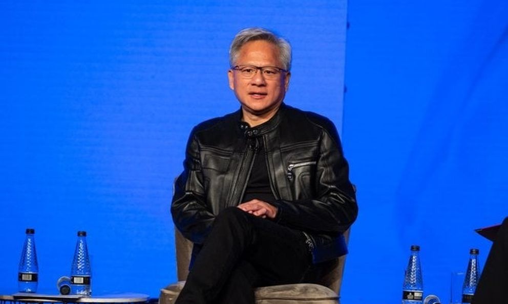 Khi ‘cơn bão’ AI dần xâm chiếm thị trường lao động, CEO Nvidia Jensen Huang chỉ ra cơ hội việc làm cực lớn cho giới trẻ, không cần bằng đại học vẫn có thể kiếm được tiền tỷ mỗi năm
